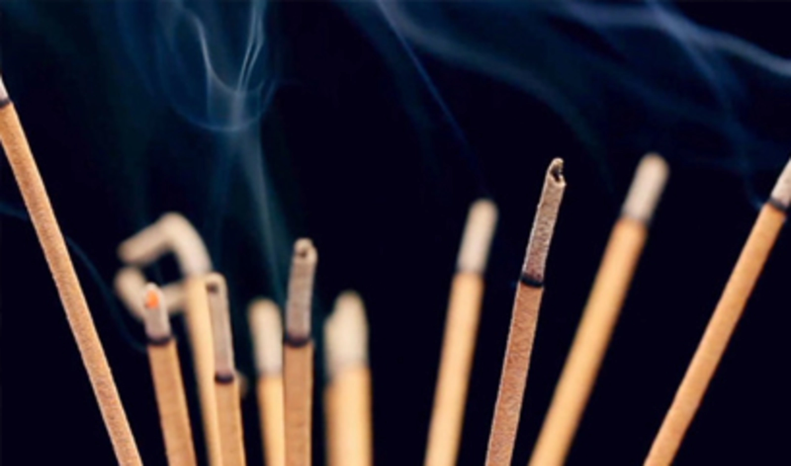 Ilustrasi untuk Emisi Polusi Udara dari Pembakaran Dupa dan Lilin