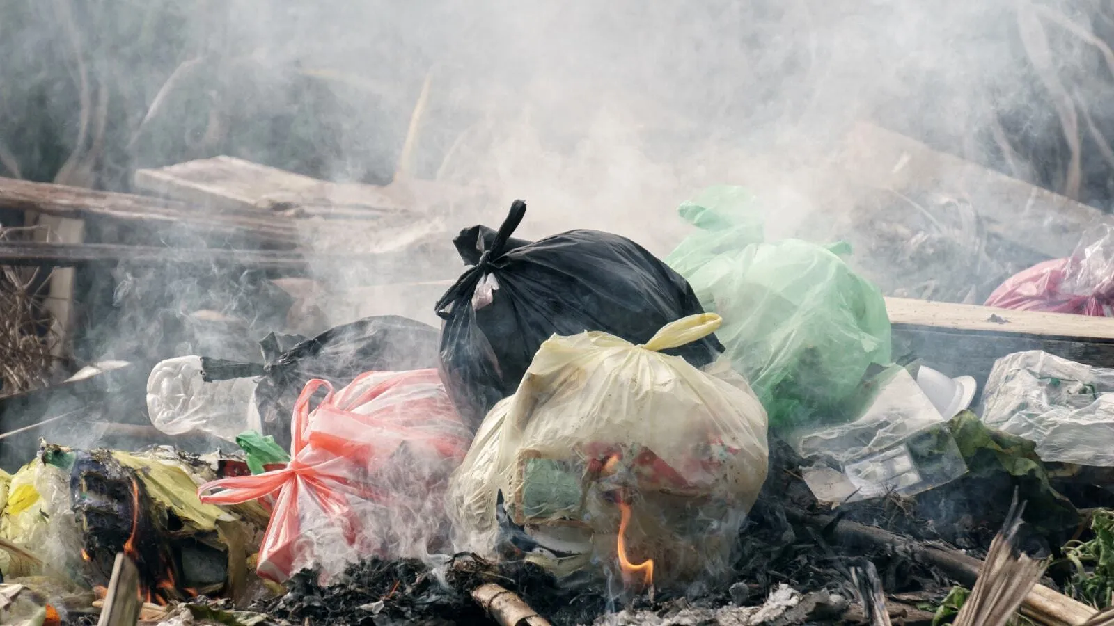 Ilustrasi untuk Mengapa Sampah Tidak Boleh Dibakar? Bahaya, Dampak, dan Solusi Pengelolaannya