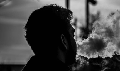 Ilustrasi untuk Penyebaran Uap Rokok Elektronik vs. Asap Rokok	