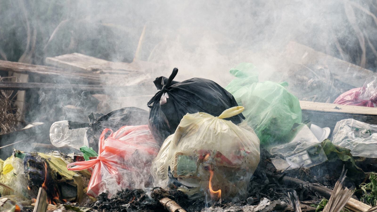 Ilustrasi untuk Mengapa Sampah Tidak Boleh Dibakar? Bahaya, Dampak, dan Solusi Pengelolaannya